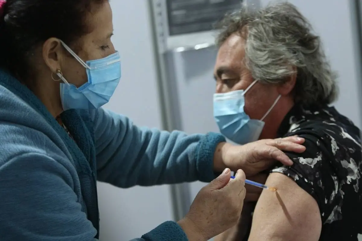 Actualmente se está inoculando a la población con la cuarta dosis. (FOTO: Agencia Uno), Agencia Uno