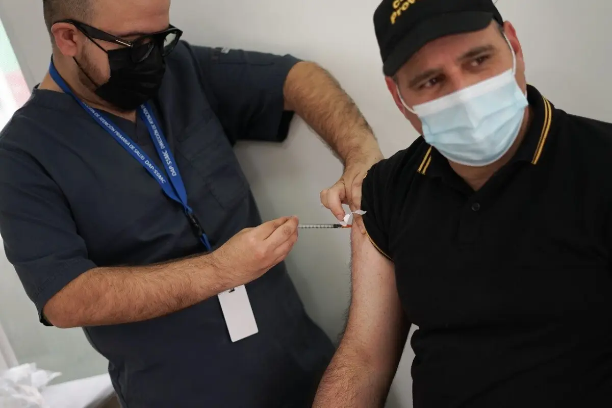 Recordar que la vacuna es gratis y puede solicitarlo en tu consultorio mas cerca. Foto: Agencia Uno., Agencia Uno