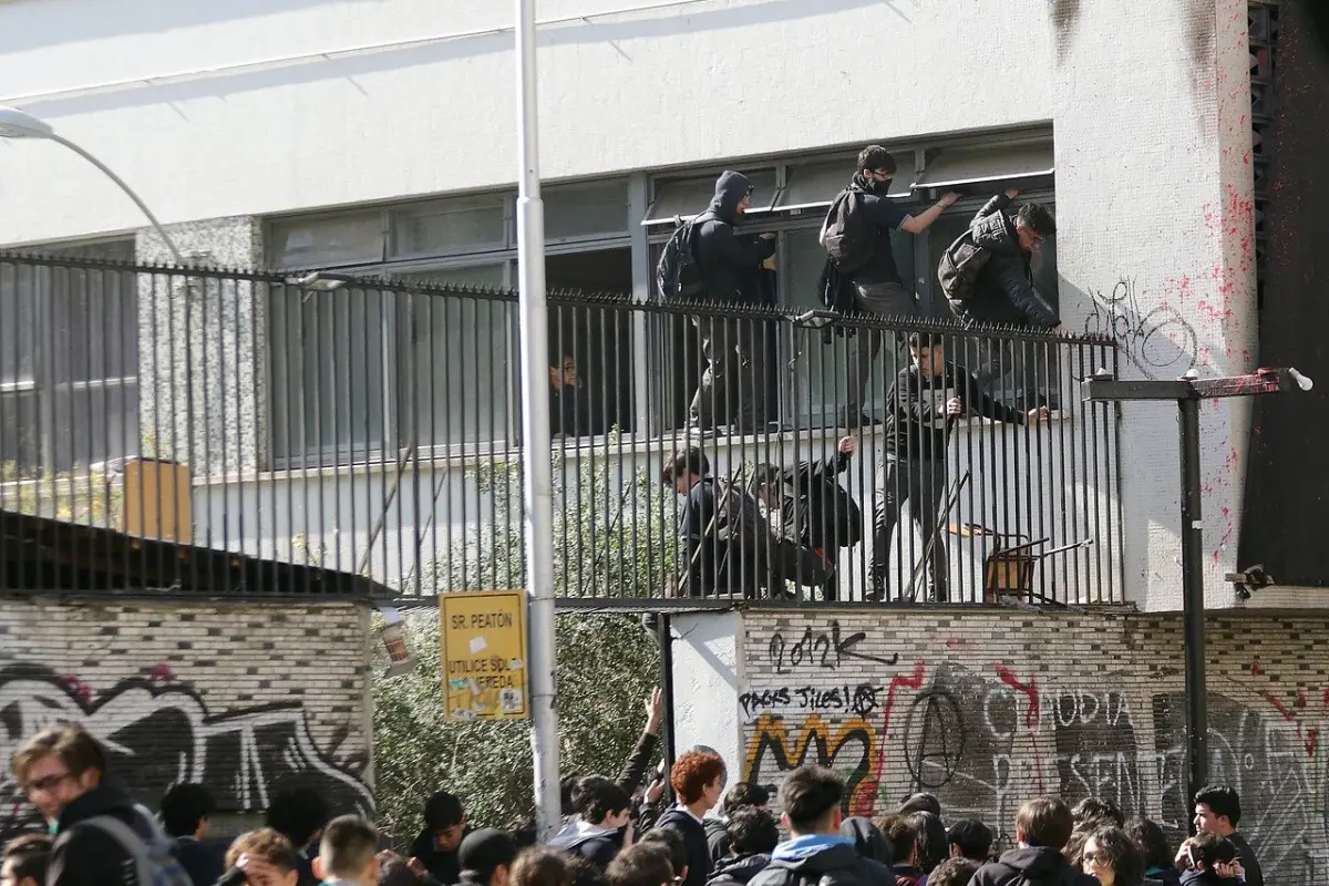 Los estudiantes exigen mejoras en la infraestructura, entre otras cosas. Foto: Agencia Uno., Agencia Uno