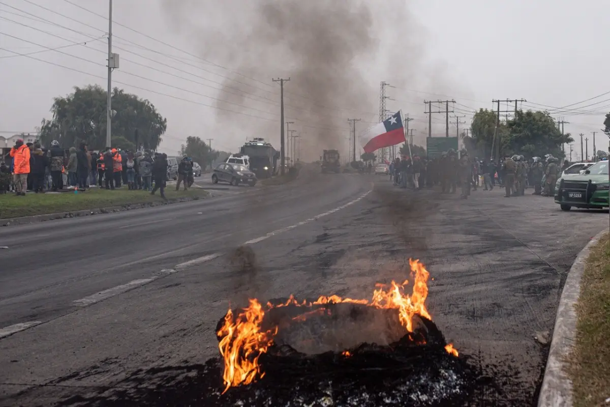 Manifestación de trabajadores subcontratados tras desacuerdo total con ENAP comuna de Hualpén, Región del Biobío. Foto: Agencia Uno., Agencia Uno