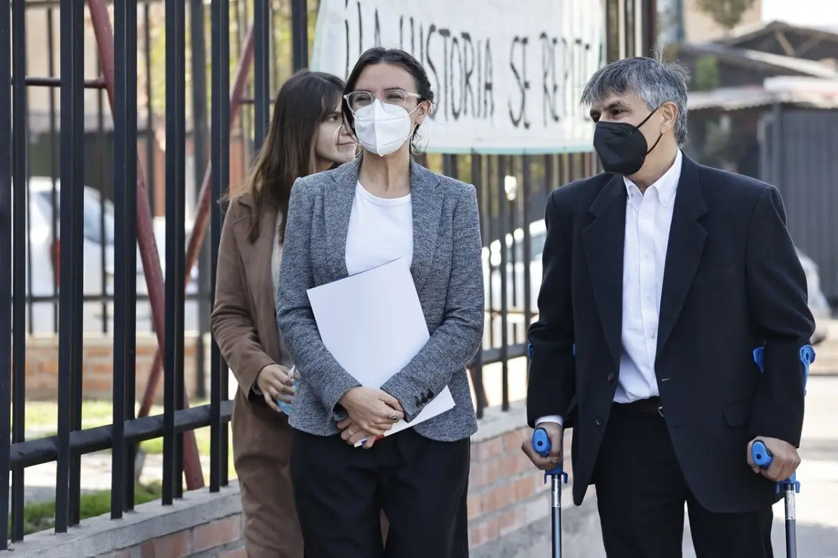 La Ministra vocera de gobierno Camila Vallejos junto al subsecretario Claudio Araya. Foto: Agencia Uno., Agencia Uno