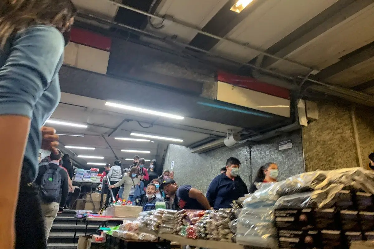 comercio_ambulante_en_el_metro_de_santiago.jpeg, 