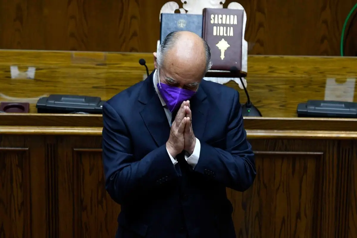 El senador Iván Flores fue dado de alta luego de 13 días internado en el Hospital del Trabajador, Agencia Uno