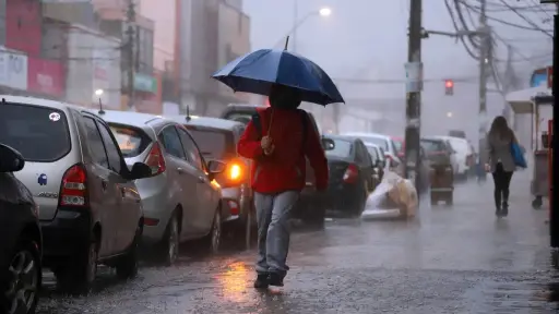 lluviasss.jpg, Se anuncian lluvias para mañana y pasado en Santiago. Foto: Agencia Uno.