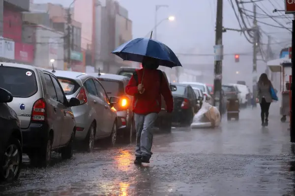 lluviasss.jpg ,Se anuncian lluvias para mañana y pasado en Santiago. Foto: Agencia Uno.