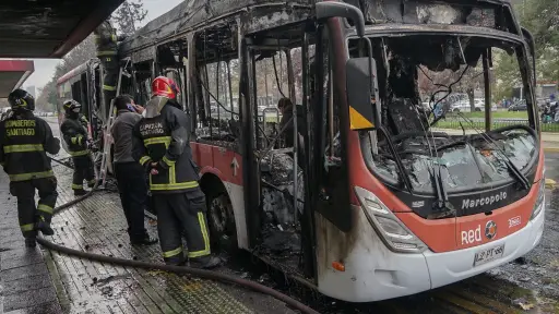 El bus de la línea Red quedó completamente destruido, Agencia Uno