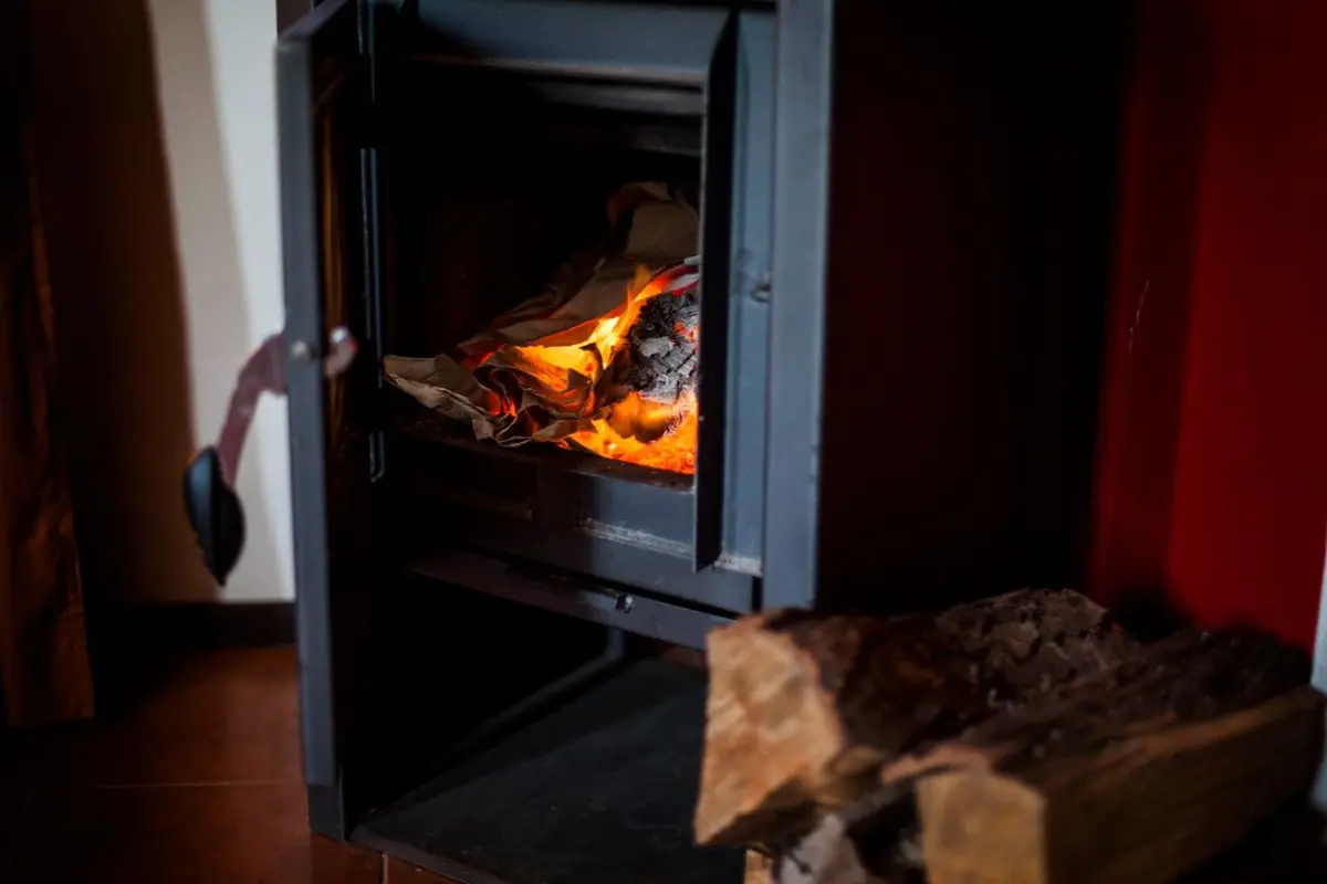 Encendió la estufa y vertió abundantemente etanol, provocando una gran explosión. Foto: Agencia Uno., Agencia Uno