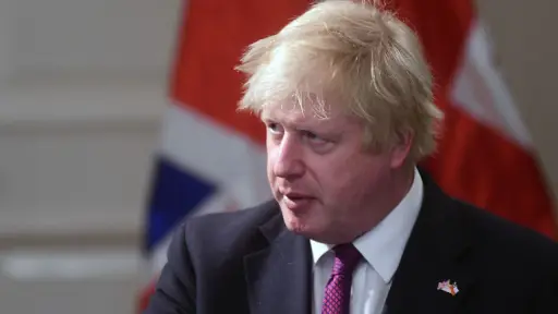 boris_johnson.jpg, Medio inglés filtró fotografías que muestran a Boris Johnson compartiendo en una reunión no autorizada en plena pandemia.