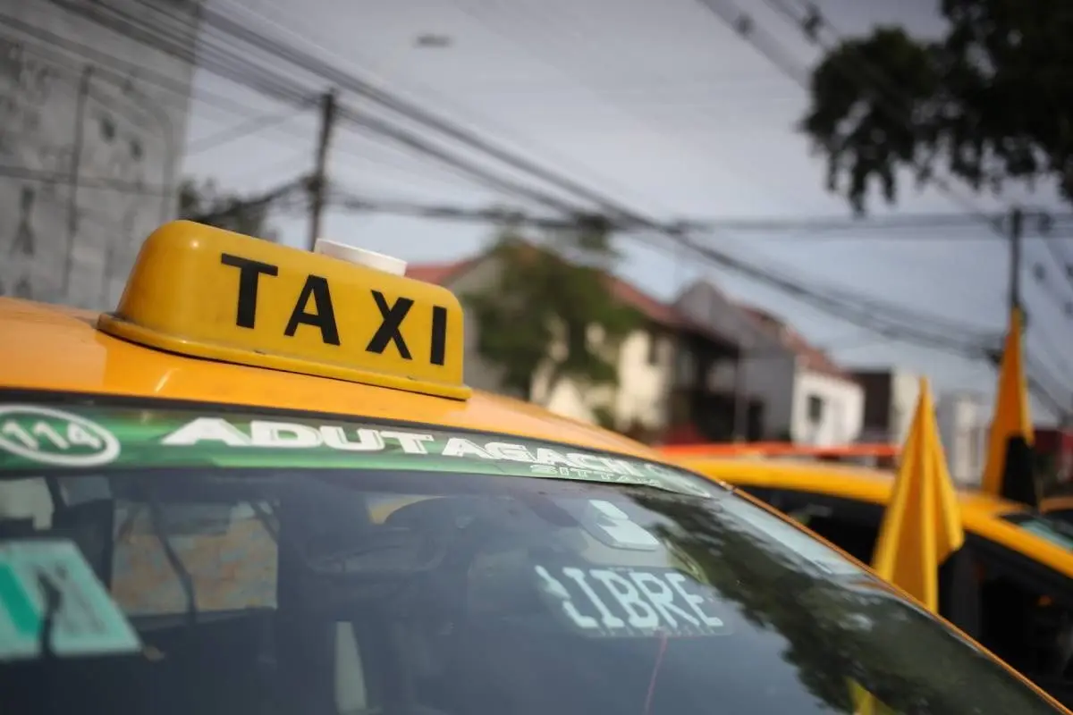 El acusado arrendó un vehículo de techo amarillo para cometer los delitos., Agencia Uno