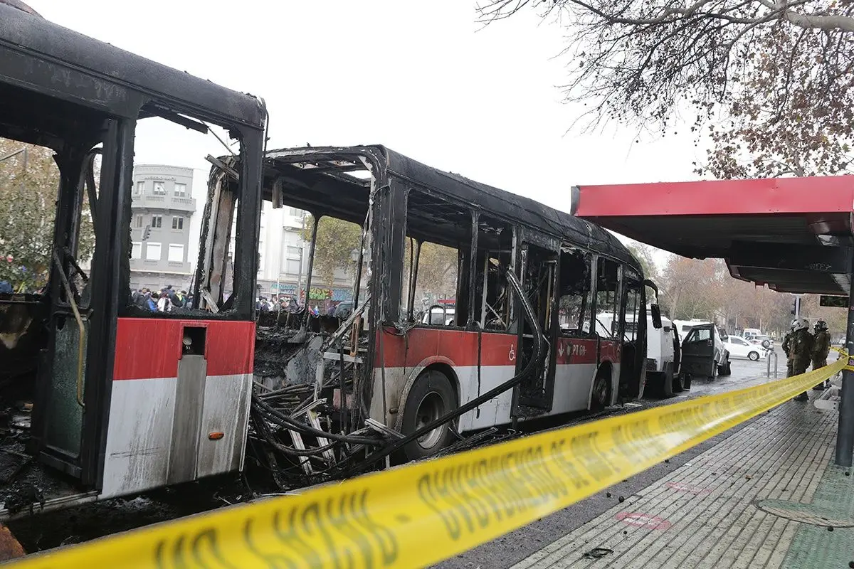 jsb_2020.jpg, Encapuchados incendian bus del transantiago en Alameda con Cumming durante incidentes en Liceo de Aplicacion/foto:juan pablo carmona y.