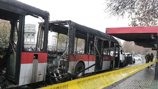 jsb_2020.jpg, Encapuchados incendian bus del transantiago en Alameda con Cumming durante incidentes en Liceo de Aplicacion/foto:juan pablo carmona y.
