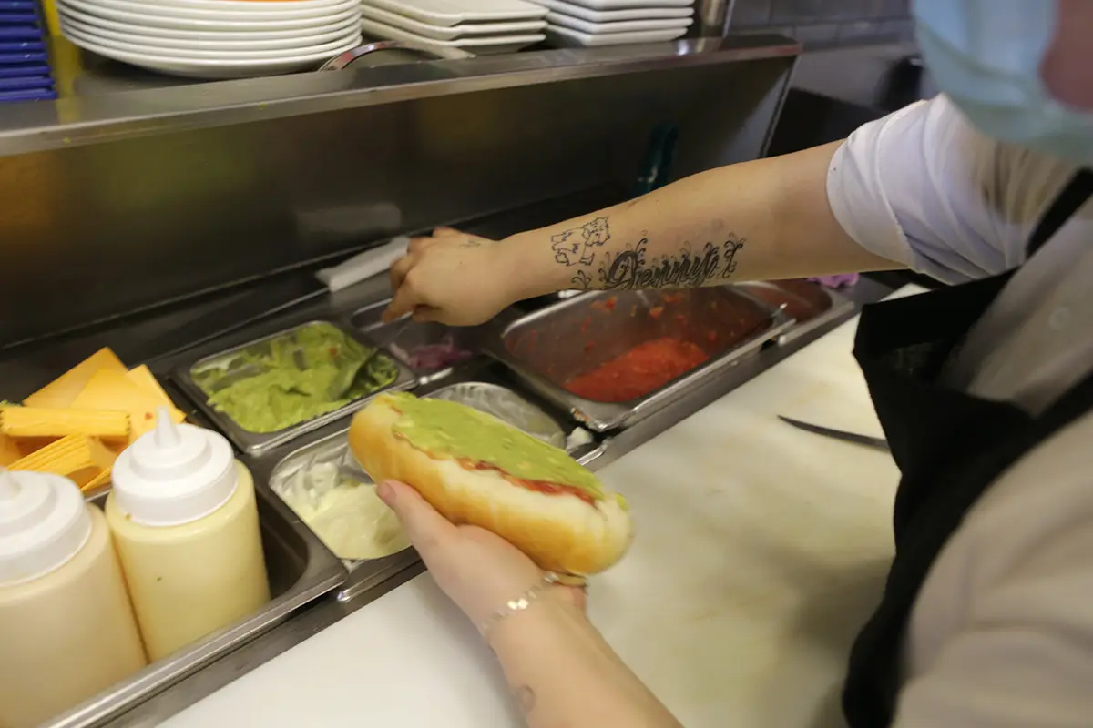 jsb_2634.jpg, El Portal Fernández recibió a cientos de personas que quisieron conmemorar el Día del Completo/ Foto: Juan Pablo Carmona Y.