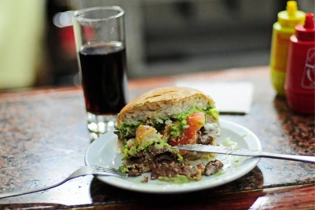 barra_colo_colo_x17x.jpg, Dueño del local de comida rápida respira aliviado