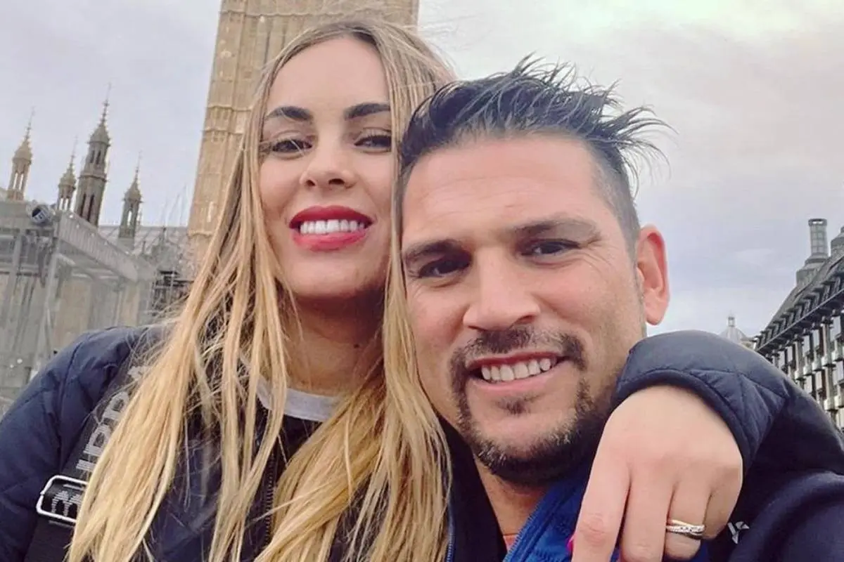 Maura Rivera y Mark González abrazados y sonriendo