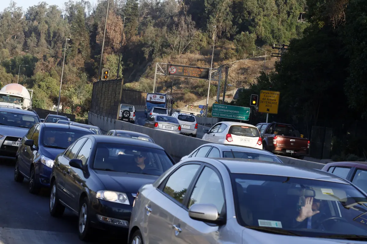 Aumento de flujo vehicular en denominado Super Lunes, 03 MARZO 2014/ SANTIAGOUn aumento en el flujo de vehiculos en el sector del tunel San Cristobal marcan el inicio del denominado Super Lunes, en el cual muchos alumnos ingresan a clases asi como tambien las personas retornan a sus trabajosFoto: FRANCISCO