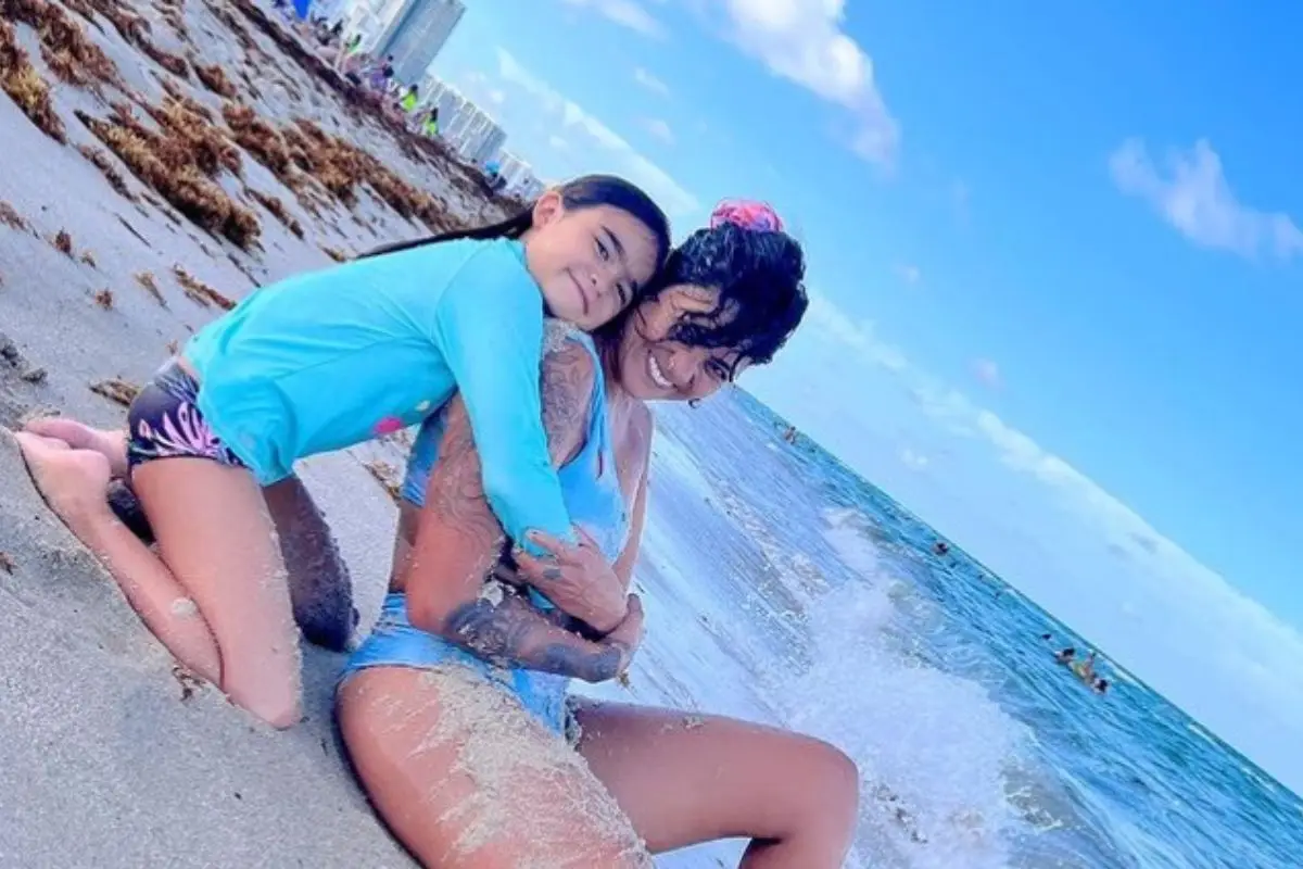 Camila Recabarren disfrutando en la playa