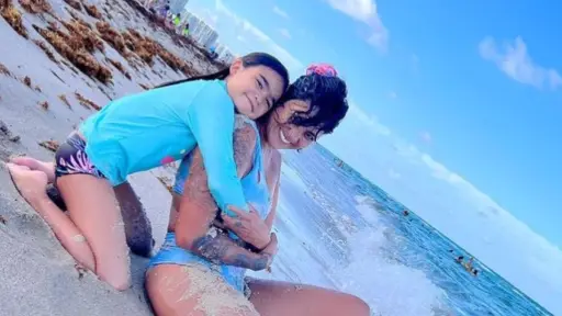 Camila Recabarren disfrutando en la playa