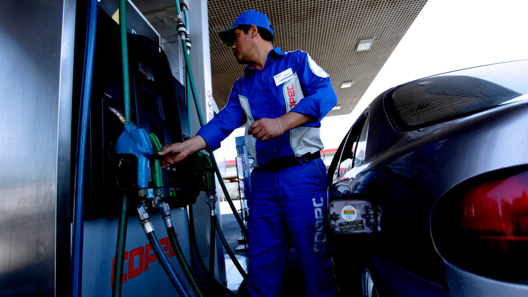 ¿Cuánto costará llenar el estanque de los autos más vendidos en Chile?: El cálculo es doloroso