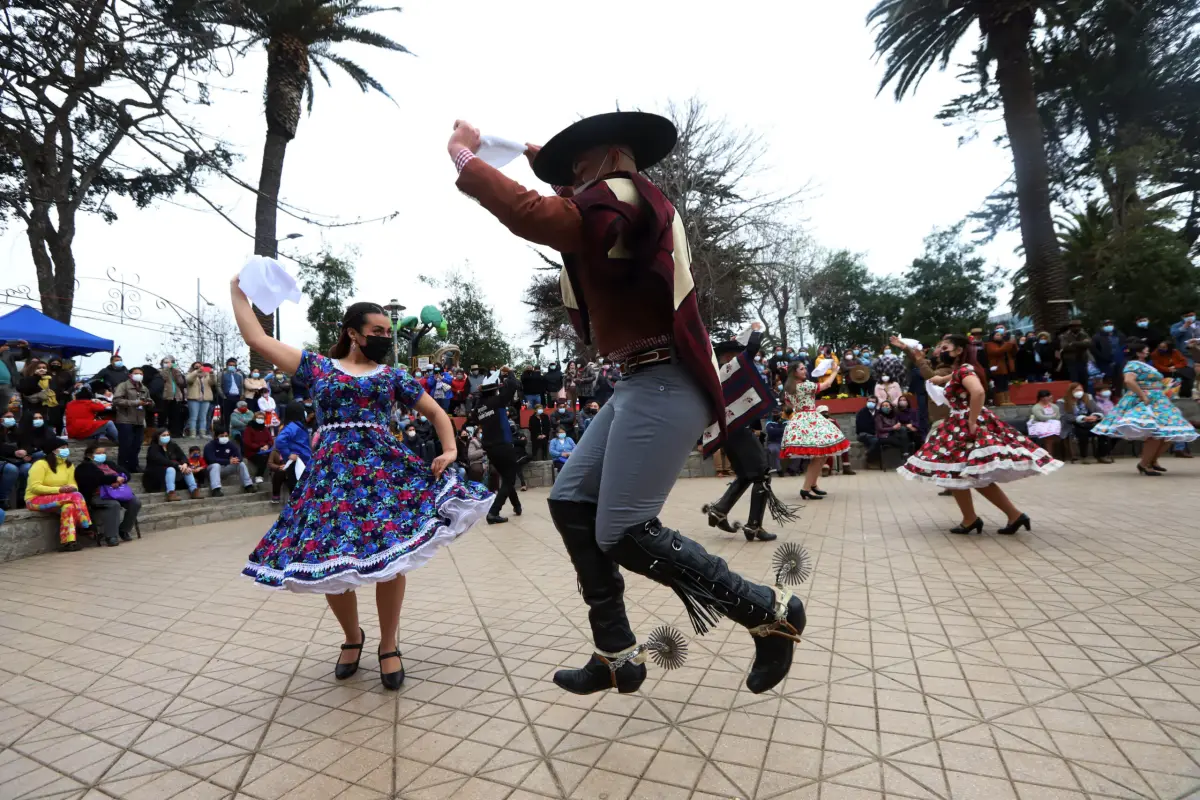SAN ANTONIO:Inauguracion de Fondas Plaza de LLolleo, 17 DE SEPTIEMBRE 2021 / SAN ANTONIO Inauguracion de Fondas y ramadas en la Plaza de LLolleo en el lugar se instalaron locales de comida tradicional chilena y el centro de la plaza se ocupa de pista de baile. FOTO SÓCRATES ORELLANA / AGENCIA UNO