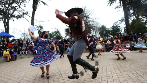 SAN ANTONIO:Inauguracion de Fondas Plaza de LLolleo, 17 DE SEPTIEMBRE 2021 / SAN ANTONIO Inauguracion de Fondas y ramadas en la Plaza de LLolleo en el lugar se instalaron locales de comida tradicional chilena y el centro de la plaza se ocupa de pista de baile. FOTO SÓCRATES ORELLANA / AGENCIA UNO