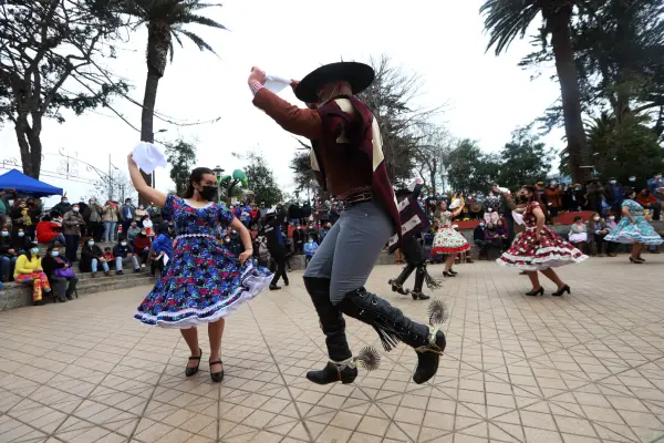 SAN ANTONIO:Inauguracion de Fondas Plaza de LLolleo ,17 DE SEPTIEMBRE 2021 / SAN ANTONIO Inauguracion de Fondas y ramadas en la Plaza de LLolleo en el lugar se instalaron locales de comida tradicional chilena y el centro de la plaza se ocupa de pista de baile. FOTO SÓCRATES ORELLANA / AGENCIA UNO