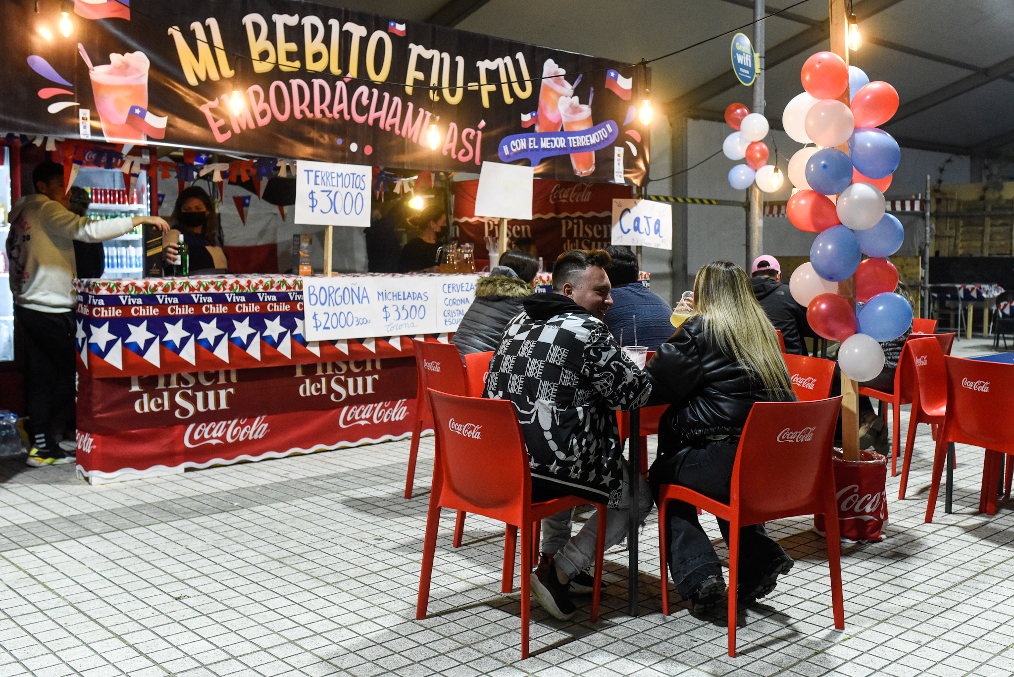  / 15 de Septiembre del 2022 / CONCEPCIÓN En el marco del inicio por las celebraciones de fiestas patrias, personas asisten a Fonda del Parque Bicentenario de Concepción, región del Biobío. FOTO: OSCAR GUERRA / AGENCIAUNO