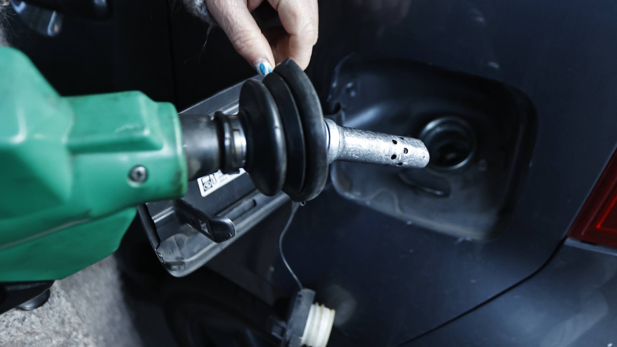 ¡A lo qué hemos llegado!: Perforan estanques de autos estacionados para robar bencina