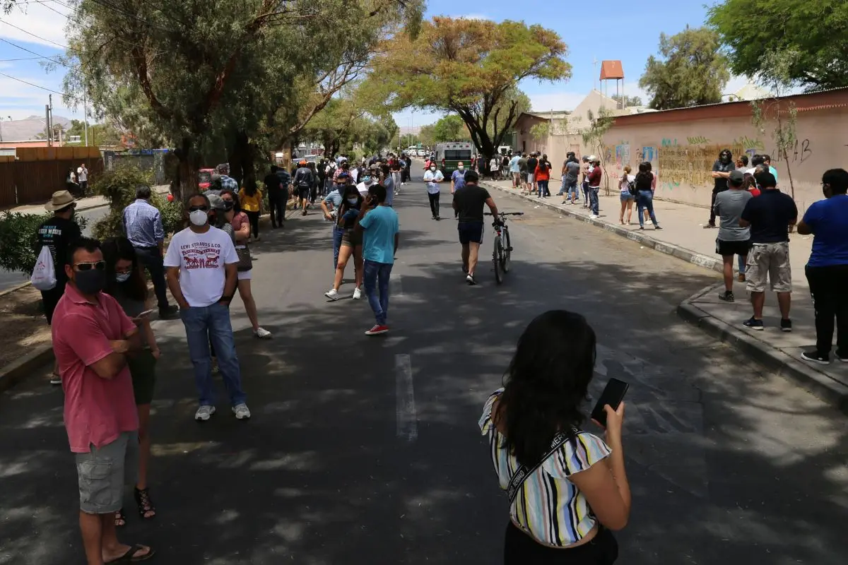 Largas filas se percibieron en Calama