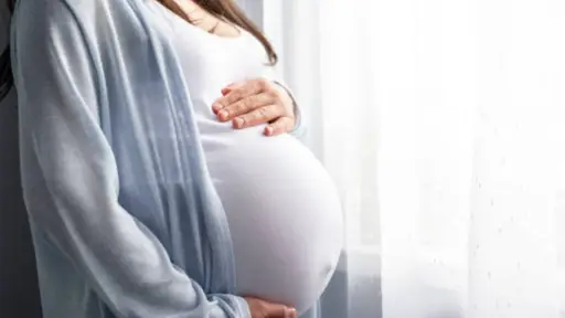Mujer embarazadas rompió fuentes en fila de votación