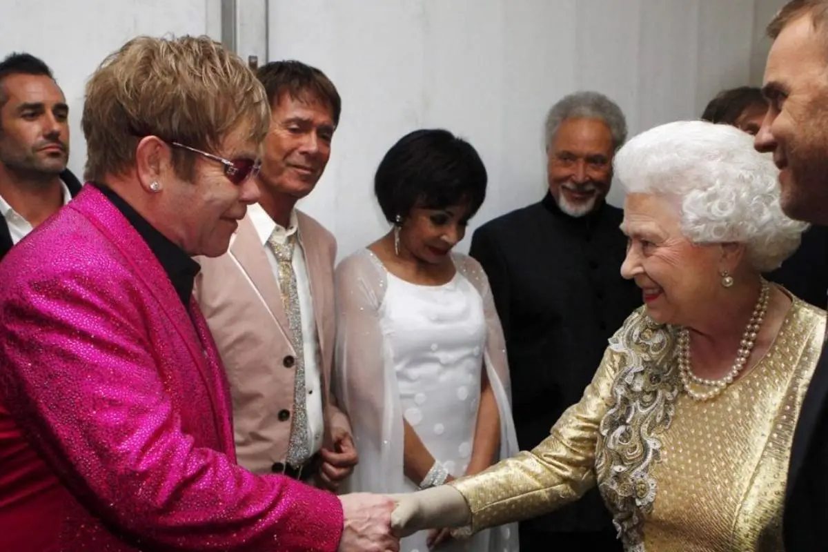 Elton john y reina isabel ii