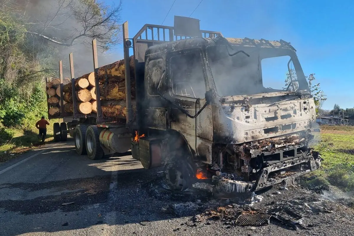 15 encacpuchados queman camión en BioBio