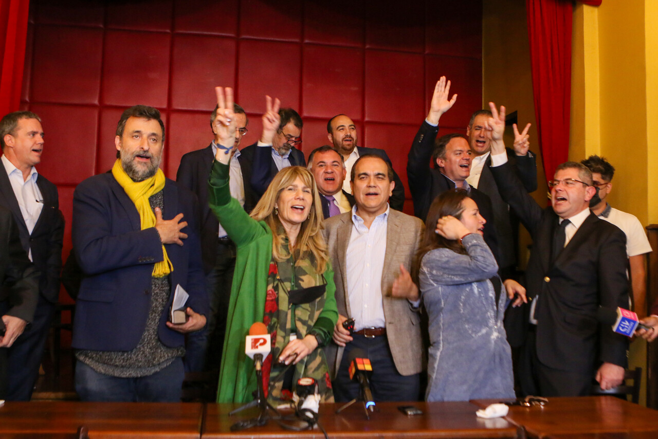 Carlos Maldonado y Ximena Rincon junto a amarillos / foto: Agencia Uno