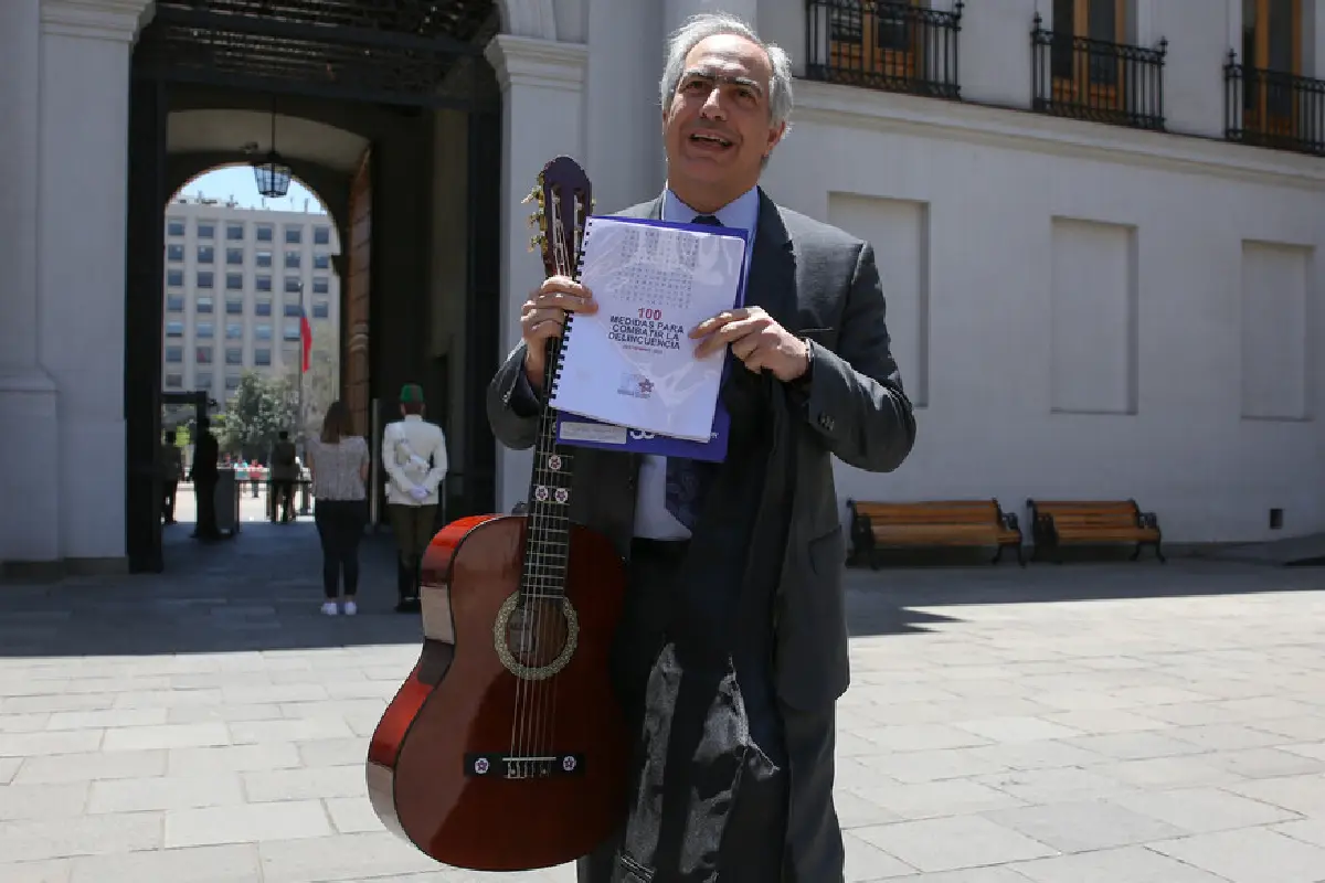 Francisco Chahuan le lleva la guitarra a Gabriel Boric