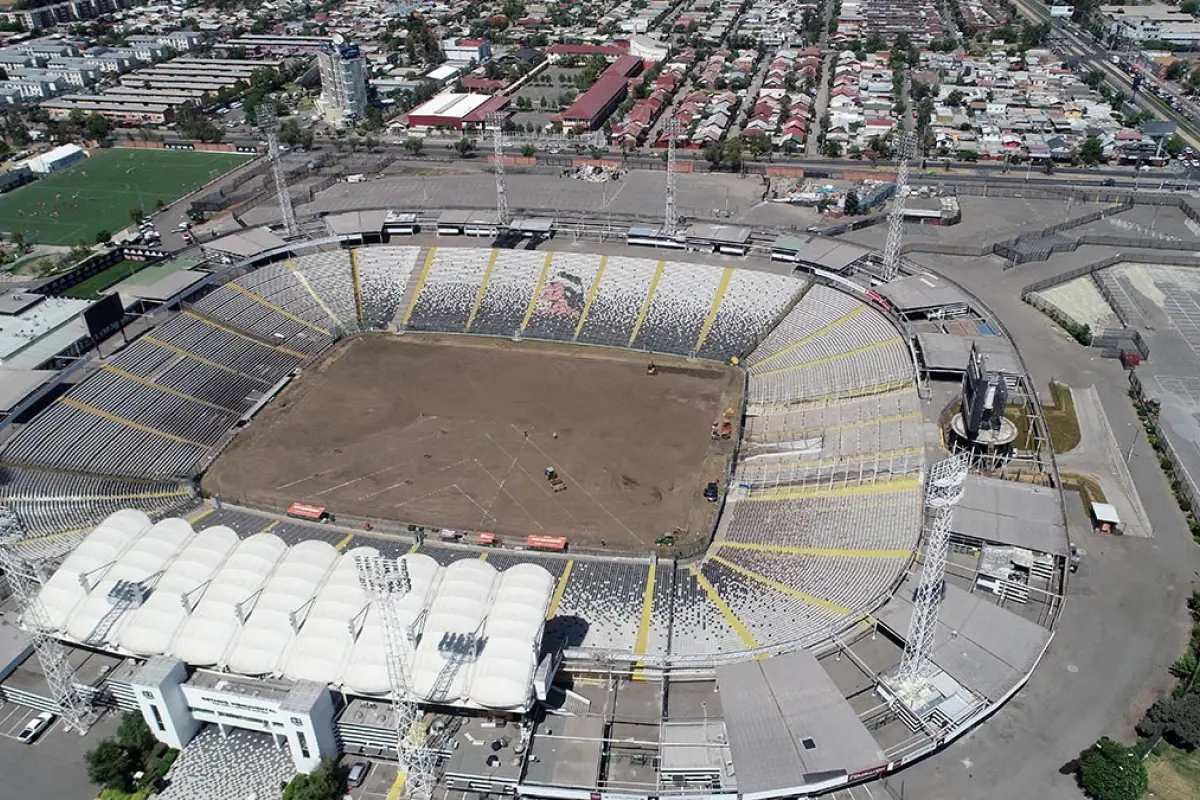 Después de 33 años: Colo Colo cambia el césped del Estadio Monumental. Foto: Juan Pablo Carmona Y.