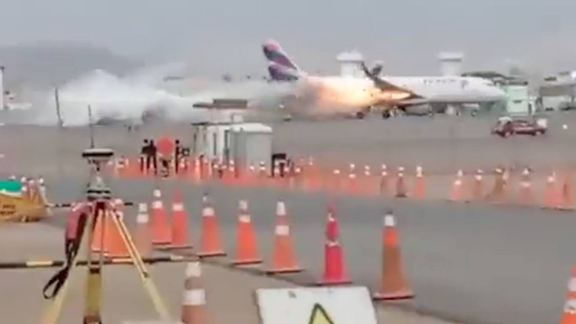 Confirman dos bomberos muertos por choque de avión Latam