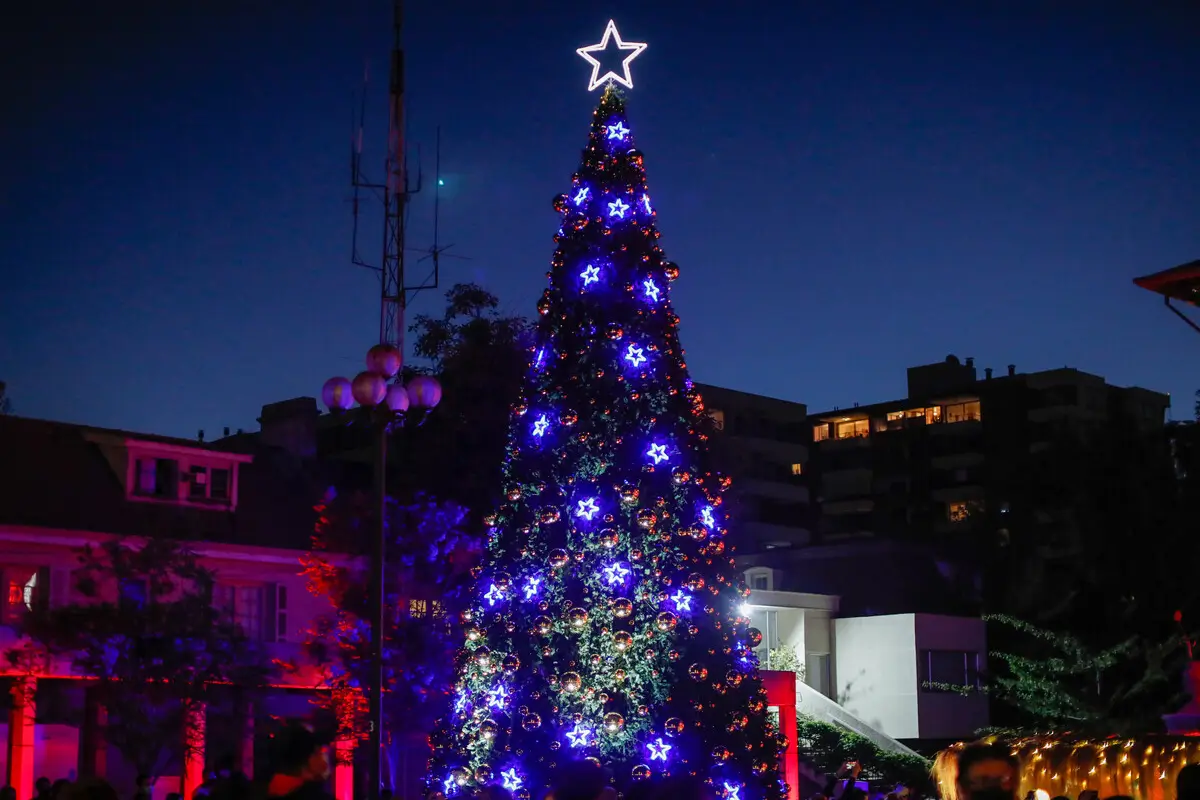 Cartelera de cine navideña disney+