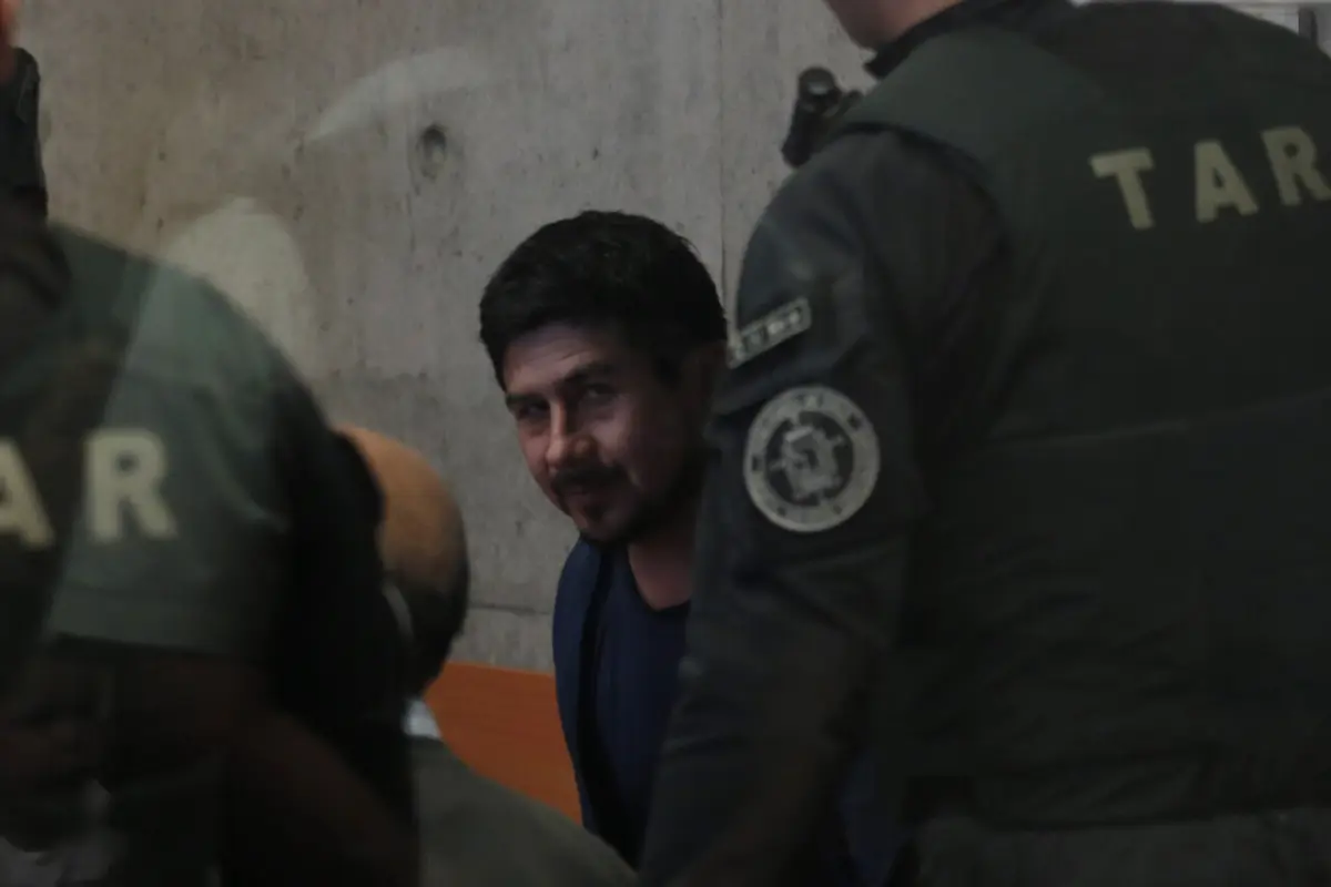 Luis Tralcal, Agencia Uno 