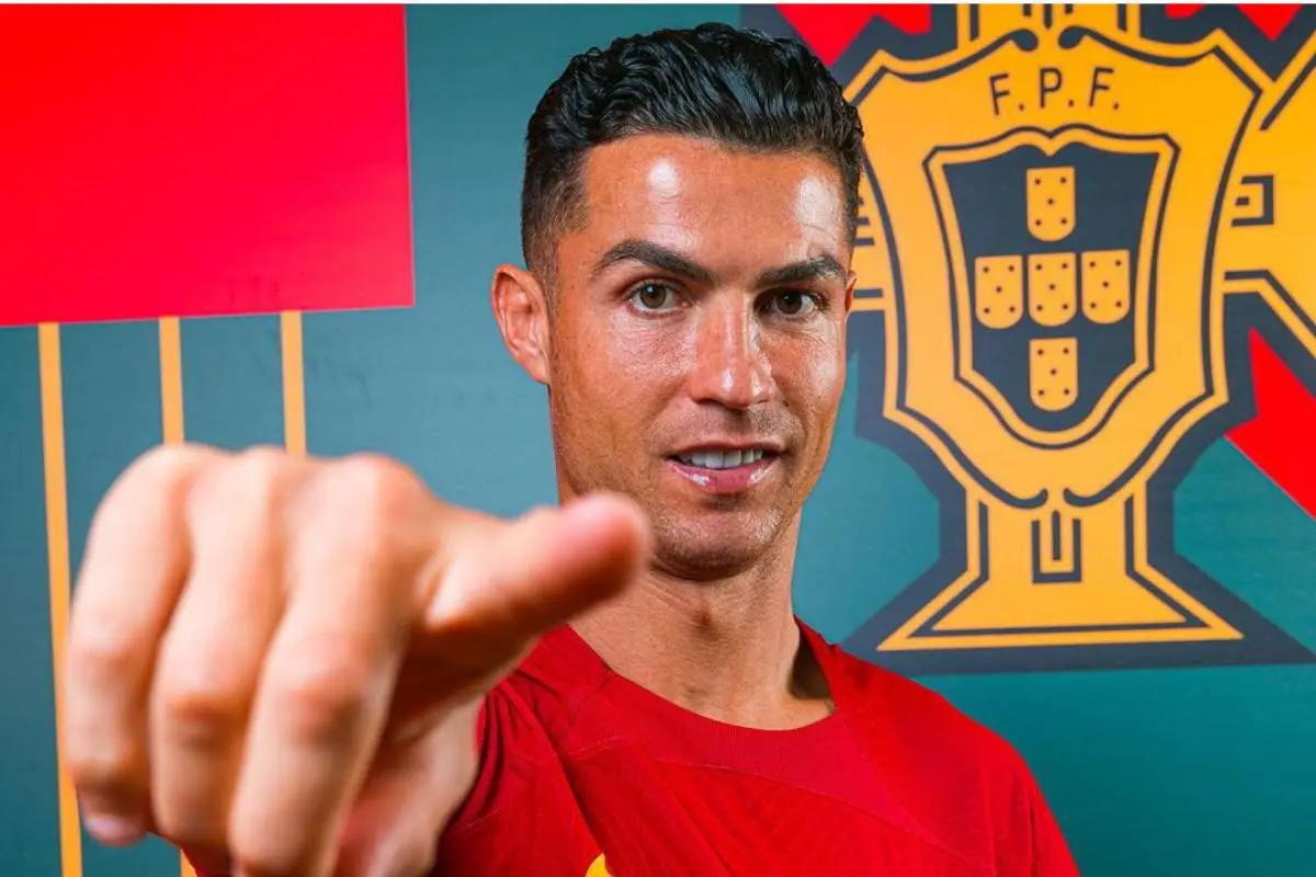 Cristiano Ronaldo apunta a la cámara con sus dedo índice de la mano derecha