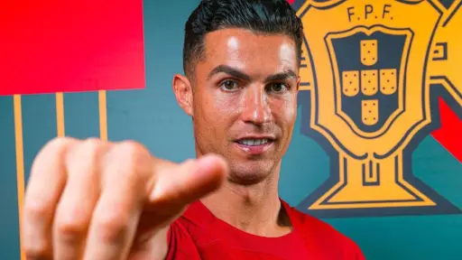 Cristiano Ronaldo apunta a la cámara con sus dedo índice de la mano derecha