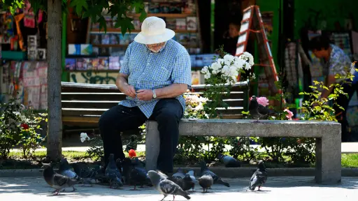 Abuelo sentado solo, 