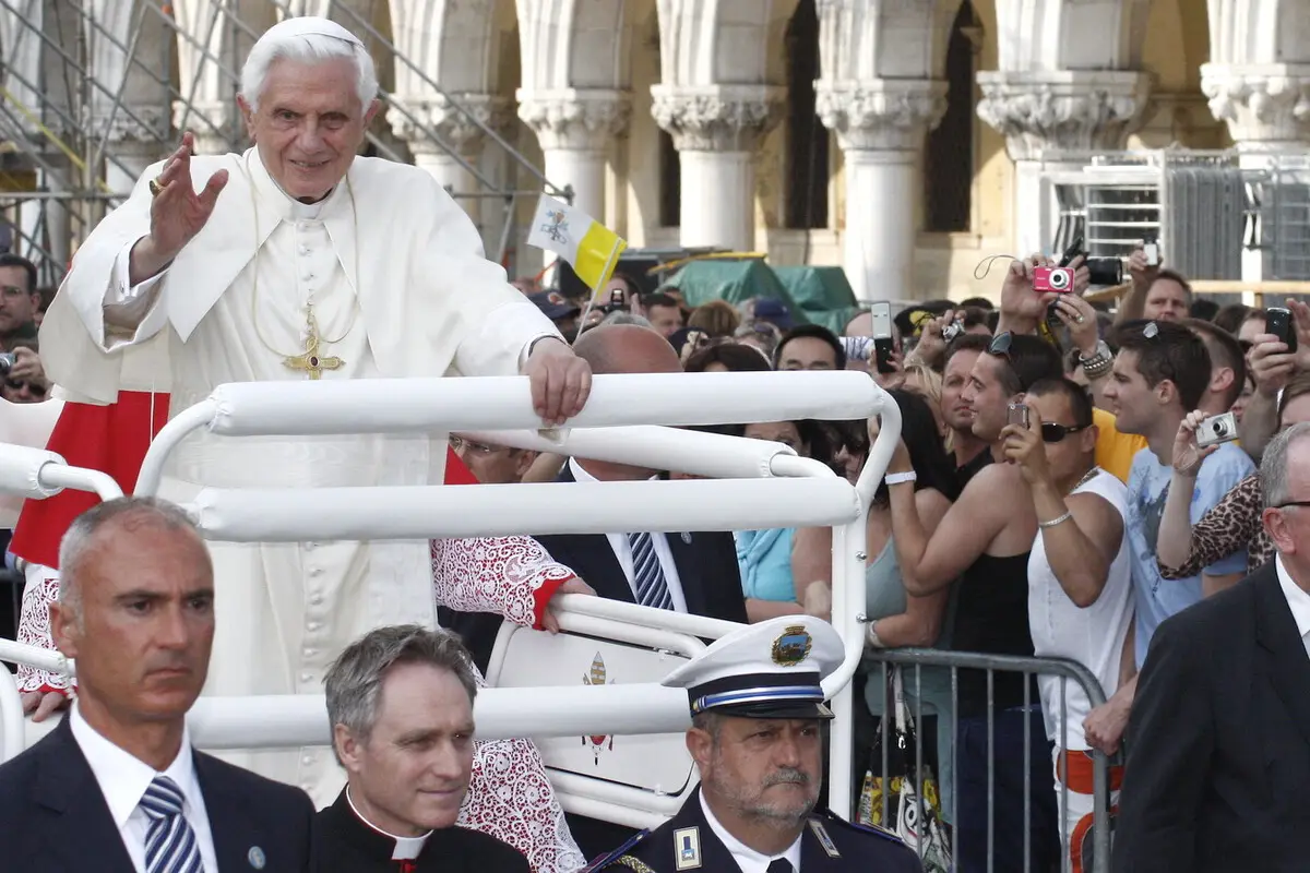 Benedicto XVI se encuentra complicado de salud, 