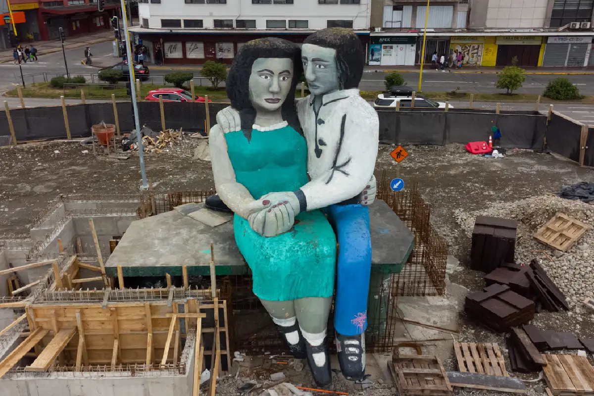 Autor de escultura Sentados frente al mar indignado por las modificaciones a su obra