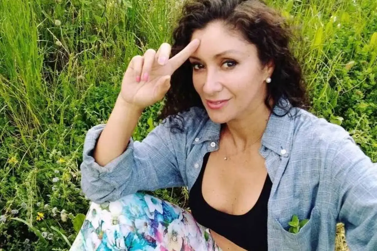 Angélica Sepúlveda sentada en el pasto