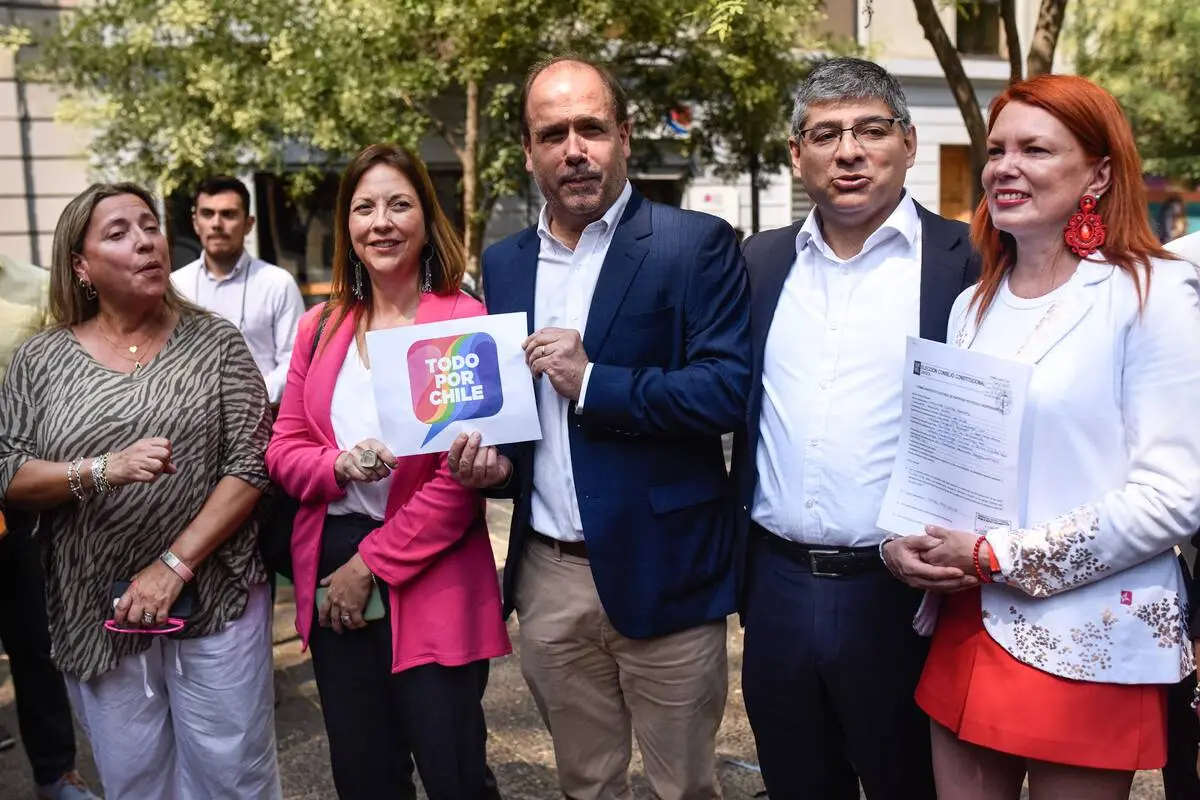 Pacto Todo por Chile presento sus candidatos para la eleccion de consejeros