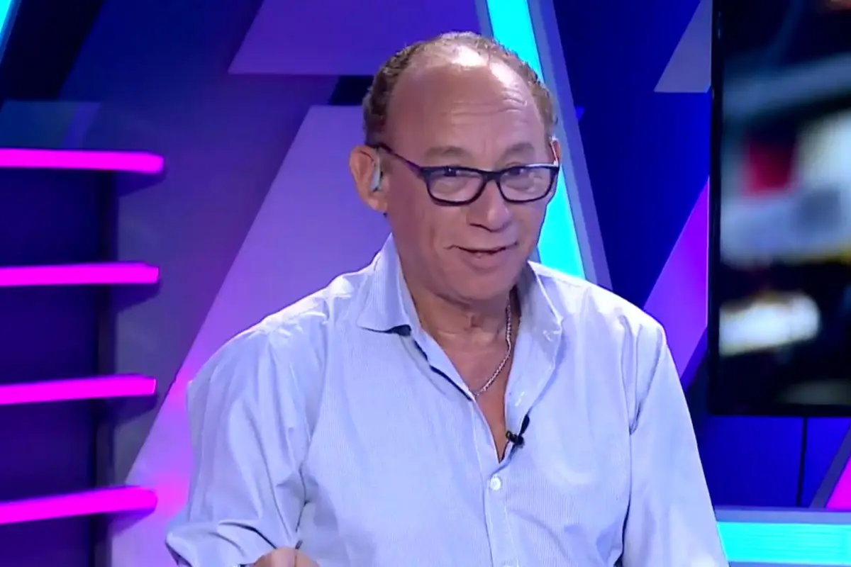 Mauricio Israel mirando hacia abjo