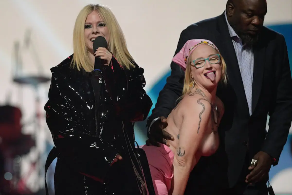 Avril Lavigne pierde la paciencia con chica en topless