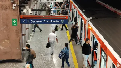 Movilidad durante el 1 de Marzo, 1 de Marzo del 2023/SANTIAGOCon baja afluencia de usuarios del Metro de Santiago, comienza el primer día hábil del mes de Marzo, tras volver la gran mayoría de los Chilenos de sus vacaciones. FOTO: SEBASTIAN BELTRAN GAETE / AGENCIUNO