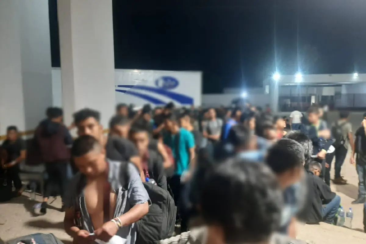 Descubren a más de 300 migrantes encerrados en un camión en México