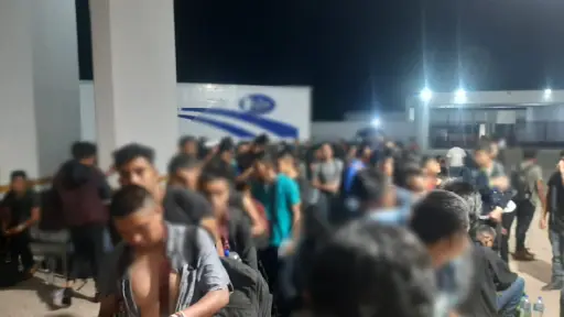 Descubren a más de 300 migrantes encerrados en un camión en México