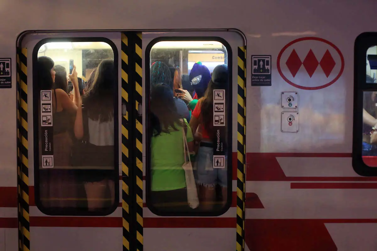 8M: Renombran estaciones del Metro con demandas feministas — LOS40 Chile